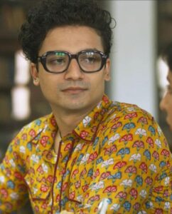 Priyanshu Painyuli Instagram - Hamari Mummy ne aaj yaad dilaya ki teen saal ho gaye release ko aur teesre ka intezaar lamba ho raha hain. Hum bas muskuraye aur kaha.. Yeh bhi ___ ___ 😊
#3yearstomirzapuronprime