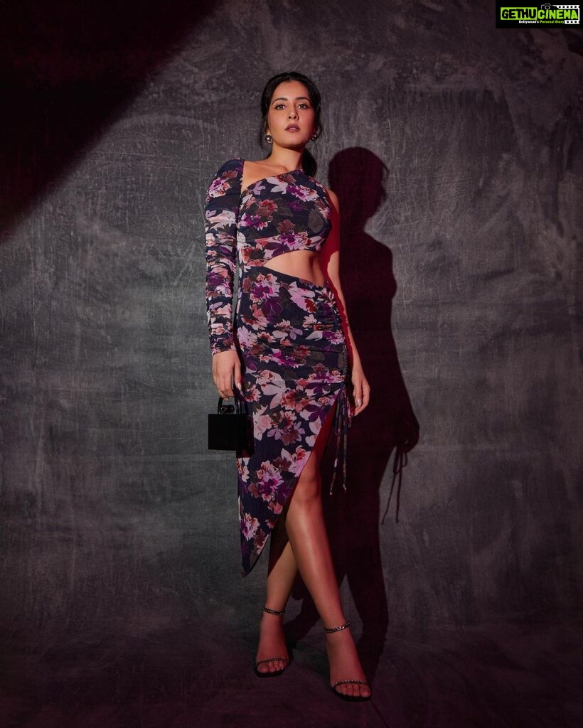 Raashi Khanna Instagram - About last night 💜💜 Outfit @nicholasthelabel Jewellery- @zohra_india Bag: @oceana_clutches Styled by- @sukritigrover Styling Team- @bitofbash @vanigupta.23 Photographer- @mohitvaru Makeup @makeupbyshefali.s Hair @zoequiny.hair