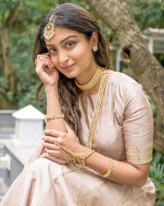 Rachel David Instagram - tried to be a hand model // 🤷🏻‍♀️
.
.
.
Jewellery: @amaera_jewels 
Outfit: @zuleiha_by_shehazeen 
Styling, Makeup: @shimmerme.co 
Photography: @nevinphilipphotography 
Venue: @farmhousesocial