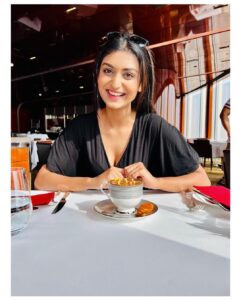 Rachel David Instagram - just a mallu girl adding some 24 karat gold to her coffee // 🤷🏻‍♀️🌟
.
.
#malluslovegold #goldcoffee