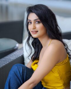 Rachel David Instagram - felt like a Kesari bath // 👀💛
.
.
.
#sihi #sihiforsihi #ifyouknowyouknow 

📸 @rejibhaskar_ 
💄 @makeupandhairbysagallya
👗@_susan_lawrence_