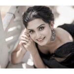 Rachel David Instagram - waiting for my Diwali sweets to arrive // 🤰🏻 . . . Photographer @rejibhaskar_ Hair & makeup @makeupandhairbysagallya Styling & outfit @styled_by_gk ♥️