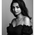 Rachel David Instagram - only thing poppin’ is my collar bone // 🦾 . . 📸 @vjwesley doing his magic Hair & make up @makeuphub.india #blackislife #blackisthenewblack #potrait #blackpotraiture