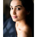 Rachel David Instagram - Bangalore weather got me feelin’ hot & cold // . . 📸 @vjwesley Hair & makeup @makeuphub.india #ifyouknowyouknow #bangaloreweatheratitsbest #sweaterweathertheysaid