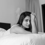 Rachel David Instagram – stages of binge watching a show in bed // 🍟 
.
.
.
Photographer @kiransaphotography 
Hair and make up @makeupbywanshazia