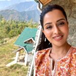 Raiza Wilson Instagram - A heavenly & homely experience in Srinagar. Staying at - @thegreystonedara 🏔️ A Gorgeous home with exquisite food and beauty all around !! So much to offer 🌷 #notanad
