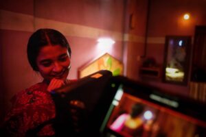 Rakshit Shetty Instagram - From the sets that is inspiring, engaging and indulging. Sapta Sagaradaache Ello🤍

PC: @flyingretina 

#SSE #10YearsLater @hemanthrao11 @rukmini_vasanth @chaithra.j.achar @charanraj27185 @advaithaambara @ullashydur @ssethemovie #ParamvahPictures @paramvah_studios