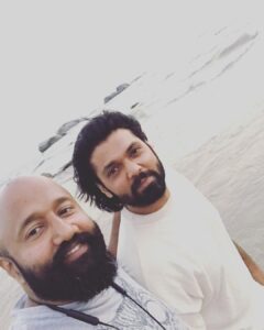 Rakshit Shetty Instagram - ದೂರ ಗಗನದಲಿ ಕನಸ್ಸೊಂದ ಕಂಡು ಕೈ ಚಾಚಿದೆ… ಅಪ್ಪಳಿಸಿ ಕಾಲಿಗೆ ಅಲೆಗಳು, ನಾ ನಡೆದ ಹಾದಿಯನು ಅಳಿಸಿದೆ… 

The only footprint etched is where I stand, And the winds gently caress the dreams in my hand #kanyakumari