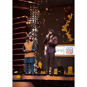 Rakshit Shetty Instagram - ಪ್ರಶಂಸೆ ಎನ್ನುವುದು ಬರಿ ಪ್ರಶಸ್ತಿ ಅಲ್ಲ, ನಿಮ್ಮ ಪ್ರೀತಿ ಇರದೆ ಅದು ಪೂರ್ಣವಾಗುವುದಿಲ್ಲ. ಸದಾ ನಿಮ್ಮೆಲ್ಲರ ಪ್ರೀತಿ ಹೀಗೆ ಇರಲಿ.. ಮನದಾಳದ ಧನ್ಯವಾದಗಳು 😊

Here's to bringing many more stories on screen, to elevating each other, to all the love recieved! Thank you all, I'm grateful 🤗 

Congratulations @imran_sardhariya on receiving the Best Choreographer Award! 🤗

Styled by: @pragathirishabshetty

#SIIMA #AvaneSrimannarayana #ASN