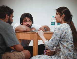 Rakshit Shetty Instagram - If you are having fun at work does that mean you are not working? Or does it mean your work is great? ☺

Making the most out of our #SSE workshop✨

PC: @thusharbablu

@hemanthrao11 @rukmini_vasanth