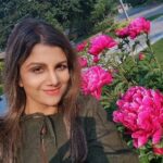 Rambha Instagram - Joy of little things in life 😍💓💞#joy #love #celebrity #celebritystyle #celebrityfashion #nature #naturephotography #naturelovers #flowers #pink #pinkpinkpink #life #lifequotes #simple #simplicity #fans #song #colours #coloursofnature #plants