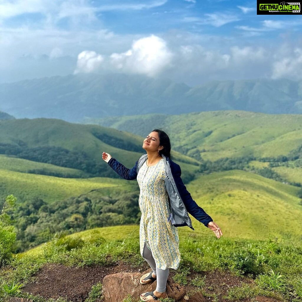 Ranjani Raghavan Instagram - ನನ್ನ ಹಾಡಿನ ಶೃತಿ ನೀನೇ ಅಲ್ಲವೇ.. ಒಲವೇ💚 #shootlocation Kyatanmakki Hills