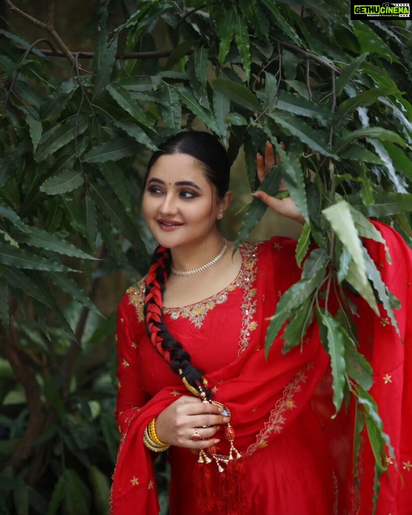 Rashami Desai Instagram - The colour of love and rage and luck ❤️ HAPPY DASHERA ❤️ . . Dress : @quenchathirst P.r. : @vblitzcommunications Jwel : @kushalsfashionjewellery Click: @shrutisbagwe . . #rashamidesai #rashamians #love #rythamicrashami💃🏻 #dashera2023 #fastiveseason #indiannaari #whatelseispossiblemore #diva #trending #fashion #immagical✨🧞‍♀️🦄