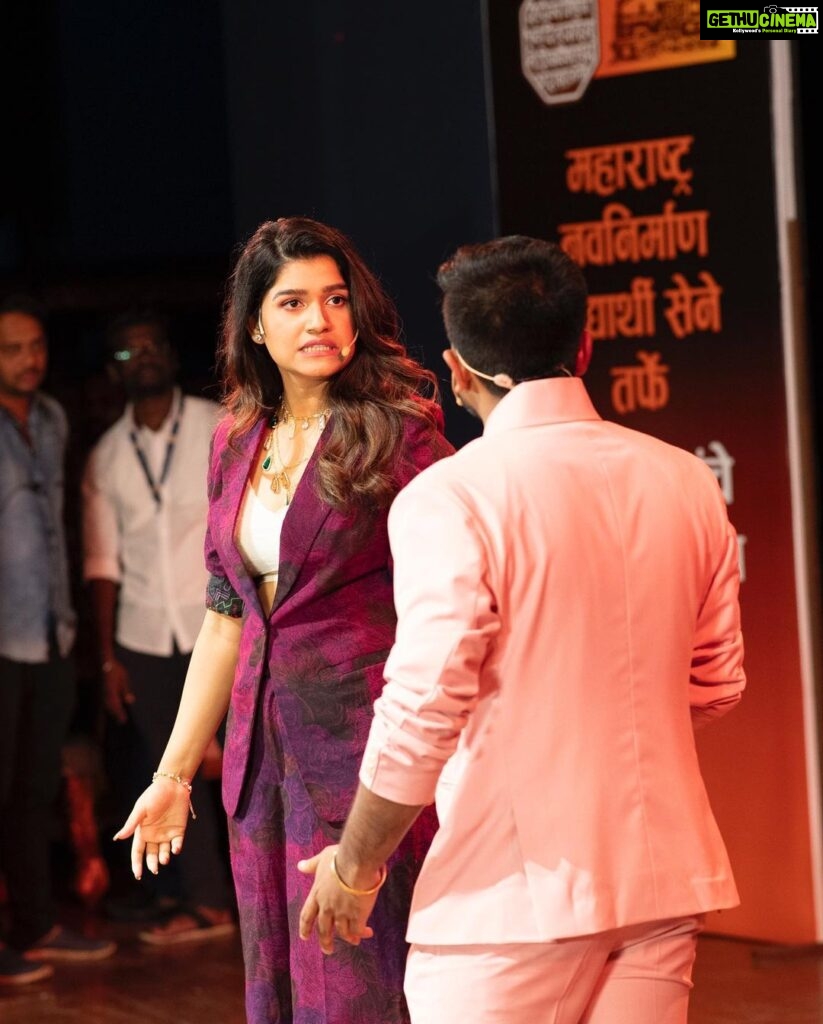 Rasika Sunil Instagram - Guess what I am saying here 🤗 Some stills from the event ReelBaaz! Got to share the stage with some amazingly talented people @shantanu_rangnekar99 , @themanmeetpem , @bhagyashreelimaye , @kokanheartedgirl ❤️❤️ Thank you @amit.Thackeray and @yash.sardesai31 making me a part of this grand event