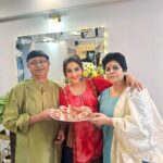 Rati Pandey Instagram - La familia❤️❤️❤️ . . . . #family #familygoals #parents #unconditionallove #ratipandey