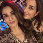 Raveena Tandon Instagram - What a wonderful celebration of milestones achieved .. with friends and family.. here’s wishing you a very happy birthday again my dear friend @namhind ! #desertnights #jaisalmer #mehbooba this track now will always remind me of this night! 😂😁♥️ Jaisalmer Dessert
