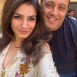 Raveena Tandon Instagram - What a wonderful celebration of milestones achieved .. with friends and family.. here’s wishing you a very happy birthday again my dear friend @namhind ! #desertnights #jaisalmer #mehbooba this track now will always remind me of this night! 😂😁♥️ Jaisalmer Dessert