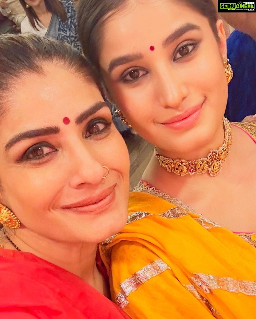 Raveena Tandon Instagram - #jaishreeram आप सभी को दशेरा की हार्दिक शुभकामनाएँ 🙏🏻🎉🕉️🎉🙏🏻