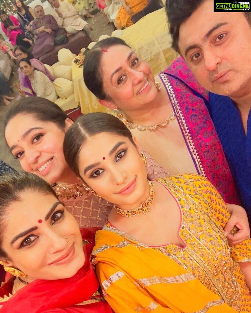 Raveena Tandon Instagram - Ashtami with #matarani and my #betirani .. thank you my dearest @bindiyadutta6 @siddhid11 @nidhiduttaofficial @binnoykgandhi #jpsaab for being amazing hosts always ♥️ Outfit- @theloom.in