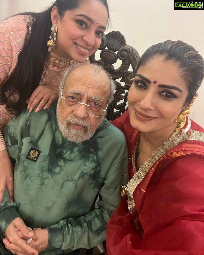 Raveena Tandon Instagram - Ashtami with #matarani and my #betirani .. thank you my dearest @bindiyadutta6 @siddhid11 @nidhiduttaofficial @binnoykgandhi #jpsaab for being amazing hosts always ♥️ Outfit- @theloom.in