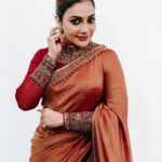 Rimi Tomy Instagram - Saree is a timeless fashion statement that never goes out of style 😍 @fatiz_official @mr_arunjith @doms.2010 @shoshank_makeup @mayoorajewelerydesigns