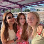 Rimi Tomy Instagram - Life begins at the end of your comfort zone❤️‍🩹❤️✌️ Embrace the beauty of your trip ✌️🥰 2 Norway sundarimare kandumutiyapol in Danube river cruise #budapest #hungary Danube River, Budapest