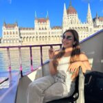Rimi Tomy Instagram - Life begins at the end of your comfort zone❤️‍🩹❤️✌️ Embrace the beauty of your trip ✌️🥰 2 Norway sundarimare kandumutiyapol in Danube river cruise #budapest #hungary Danube River, Budapest
