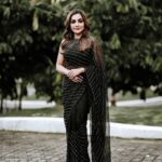 Rimi Tomy Instagram - An exquisite saree for a glamorous look Black Beauty❤️❤️❤️ @fatiz_official @mukeshmuralimakeover @doms.2010 @priya_anokhi_ @insta_stories_of_sarath Mazhavil Manorama Studio
