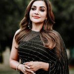 Rimi Tomy Instagram - An exquisite saree for a glamorous look Black Beauty❤️❤️❤️ @fatiz_official @mukeshmuralimakeover @doms.2010 @priya_anokhi_ @insta_stories_of_sarath Mazhavil Manorama Studio