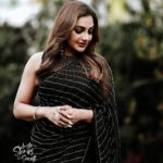 Rimi Tomy Instagram - An exquisite saree for a glamorous look Black Beauty❤️❤️❤️ @fatiz_official @mukeshmuralimakeover @doms.2010 @priya_anokhi_ @insta_stories_of_sarath Mazhavil Manorama Studio