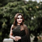 Rimi Tomy Instagram - An exquisite saree for a glamorous look Black Beauty❤️❤️❤️ @fatiz_official @mukeshmuralimakeover @doms.2010 @priya_anokhi_ @insta_stories_of_sarath Mazhavil Manorama Studio