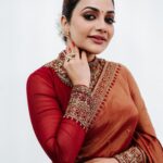 Rimi Tomy Instagram - Saree is a timeless fashion statement that never goes out of style 😍 @fatiz_official @mr_arunjith @doms.2010 @shoshank_makeup @mayoorajewelerydesigns