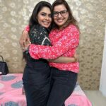 Rinku Ghosh Instagram - Words cannot describe the feeling when you see your friend after sooo soooo long. Thank you @madhhuis for making this short but sweet visit I know you just came to see me even if it was for a short while😘😘😘. And of course the pastries you got 😋😋😋😋