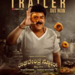 Rishab Shetty Instagram - ಸಿಂಗಲ್ ಸುಂದರನ ಮದುವೆ ಆಮಂತ್ರಣವನ್ನ ಬಿಡುಗಡೆ ಮಾಡೋದಕ್ಕೆ ಬಹಳ ಖುಷಿ ಇದೆ, ಮದುವೆ ಪತ್ರಿಕೆ ತುಂಬಾ ಚೆನ್ನಾಗಿ ಮೂಡಿಬಂದಿದೆ. 28th ಏಪ್ರಿಲ್ ರಂದು ಮದುವೆಗೆ, ಕುಟುಂಬ ಸಮೇತರಾಗಿ ಬಂದು ಆಶೀರ್ವಾದ ಮಾಡಬೇಕು ಎಂದು ವಿನಂತಿ. #RaghavendraStoresTrailer : https://youtu.be/BzMHYVQKO6g #RaghavendraStores #RaghavendraStoresOnApr28 Wedding Planners - @hombalefilms @vkiragandur Matchmaker - @santhosh_ananddram Groom - #Jaggesh ಅಣ್ಣಾ Bride - @shwethasrivatsav Orchestra - @b_ajaneesh Wedding Photographer - @shreeshakuduvalli