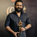 Rishab Shetty Instagram - Grateful to be honoured with Best Actor Award from Team Critics Choice. 🥰 ಈ ಪ್ರೀತಿ ಮತ್ತು ಆಶೀರ್ವಾದಕ್ಕೆ ನಾನು ಸದಾಋುಣಿ @criticschoicefilmawards @hombalefilms @kantarafilm @pragathirishabshetty @arvindskash @b_ajaneesh #ccaawards2023 #criticchoiceawards