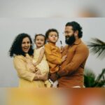 Rishab Shetty Instagram - Family💞 Photography @pixels_planet #familytime #ranvitshetty #raadyashetty #rishabshetty #pragatishetty #family