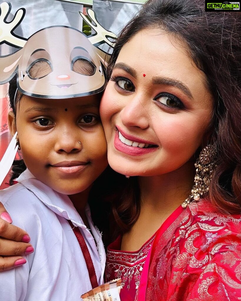 Ritabhari Chakraborty Instagram - শুভ ষষ্ঠী 🙏🏻 Amar kochi kacha der sathe from “ideal school for the deaf” kichhu chobi share korlam pujote notum jama paoar diner aar prothom pujo darshan Dakshin Para Durgotsav a 🫶🏻 Tomader Pujo khub bhalo katuk. Onek onek ador aar bhalobasha. #durgapuja2023 Kolkata - The City of Joy