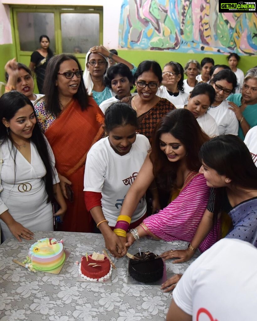 Ritabhari Chakraborty Instagram - Can you imagine your family leaving you on the streets just because your mind needs help? My heart is full today after visiting Ishwar Sankalpa( a shelter for homeless women with psychological disabilities who are rescued from the streets of Kolkata). I can't even imagine what it is like to not be wanted by your own family. My series NANDINI stands for the cause that no human is unwanted. I shared my launch day of Nandini with these Nandinis❤️ #AmiNandini. Nandini streaming on #Addatimes! Thanking these Nandinis for joining me today - @snehaa6943 @cuty_beauty_khan @sudeshnaworld @trendsbychitra @diya_mukherjee_official @kankadas @_ashwariya_mukherjee_official @ushoshisengupta @prettysheis.official @i.preranadas @jiyakhan2230 #metaindia