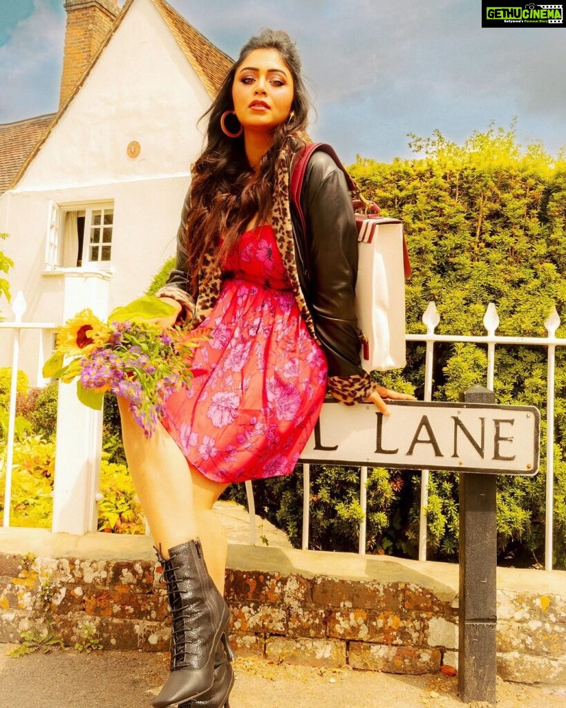 Ritabhari Chakraborty Instagram - Country girl ❤️ @theater.xyz Bag and shoes is what this country girl loves ❤️❤️ London, United Kingdom