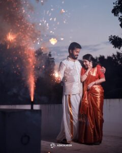 Rithika Tamil Selvi Instagram - இனிய தீபாவளி நல்வாழ்த்துக்கள்🪔🙏🏻

Pc @ashokarsh 
Saree @ashas_womens_collection 
Blouse @knotweddinghouse 
Jewellery @made_for_hers 

#tamil_rithika #thaladiwali #thaladeepavali #rithika #rithikatamilselvi #rithikavijaytv #diwali2023 #deepavali2023 #deepavalifestival #festivewear #newlyweds #trending #trendingreels #reelsinstagram #diwalivibes✨ #tamilnadutraditional #tamilnadufestival #firstdiwalitogether #diwali #deepavali #couplephotography #love #arrahman #tamil #southindianbride #tamilmusic #fireworks #diwali2023 #festival