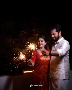 Rithika Tamil Selvi Instagram - இனிய தீபாவளி நல்வாழ்த்துக்கள்🪔🙏🏻

Pc @ashokarsh 
Saree @ashas_womens_collection 
Blouse @knotweddinghouse 
Jewellery @made_for_hers 

#tamil_rithika #thaladiwali #thaladeepavali #rithika #rithikatamilselvi #rithikavijaytv #diwali2023 #deepavali2023 #deepavalifestival #festivewear #newlyweds #trending #trendingreels #reelsinstagram #diwalivibes✨ #tamilnadutraditional #tamilnadufestival #firstdiwalitogether #diwali #deepavali #couplephotography #love #arrahman #tamil #southindianbride #tamilmusic #fireworks #diwali2023 #festival