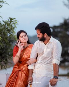 Rithika Tamil Selvi Instagram - இனிய தீபாவளி நல்வாழ்த்துக்கள்🪔🙏🏻

Pc @ashokarsh 
Saree @ashas_womens_collection 
Blouse @knotweddinghouse 
Jewellery @made_for_hers 

#tamil_rithika #thaladiwali #thaladeepavali #rithika #rithikatamilselvi #rithikavijaytv #diwali2023 #deepavali2023 #deepavalifestival #festivewear #newlyweds #trending #trendingreels #reelsinstagram #diwalivibes✨ #tamilnadutraditional #tamilnadufestival #firstdiwalitogether #diwali #deepavali #couplephotography #love #arrahman #tamil #southindianbride #tamilmusic #fireworks #diwali2023 #festival