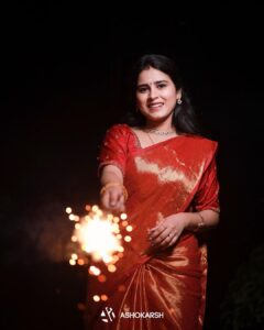 Rithika Tamil Selvi Instagram - இனிய தீபாவளி நல்வாழ்த்துக்கள்🪔🙏🏻

Pc @ashokarsh 
Saree @ashas_womens_collection 
Blouse @knotweddinghouse 
Jewellery @made_for_hers 

#tamil_rithika #thaladiwali #thaladeepavali #rithika #rithikatamilselvi #rithikavijaytv #diwali2023 #deepavali2023 #deepavalifestival #festivewear #newlyweds #trending #trendingreels #reelsinstagram #diwalivibes✨ #tamilnadutraditional #tamilnadufestival #firstdiwalitogether #diwali #deepavali #couplephotography #love #arrahman #tamil #southindianbride #tamilmusic #fireworks #diwali2023 #festival