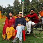 Ritu Singh Instagram - भइया मेरी राखी के बंधन को निभाना फ़िल्म पूरी हुई ! एक बेहतरीन कहानी में बेहतरीन किरदार निभाने को मिला !! निर्माता @singhkpradeep999 भइया ने अस्वस्था के बाद भी शूटिंग ज़ारी रखी !! निर्देशक @pramodshastridirector जी के साथ मेरी छवीं फ़िल्म थी और हर बार मुझसे अलग ही करवाया प्रमोद सर आपका विश्वास बना रहे! @sanjaypandeyofficial भइया के साथ पहली बार इतने सीन किए ! @ursgauravjha के साथ एक केमिस्ट्री सी बन गई है देवरानी जेठानी से ये सिलसिला बना है और ये चलता रहें ! मेरी बहन के किरदार में @ritu9170 लाजवाब है ! एक अच्छी बाण्डिंग बनी ! अब लेखक @skchauhanwriter जी ने कमाल लिखी है इस स्क्रिप्ट को और हमेशा अद्भुत किरदार गढ़ते है! इस फ़िल्म का संगीत दिया है @azadsingh_666 ने बहुत ही कमाल !छायांकन है जग्गीपाजी का .. पूरी टीम को धन्यवाद एक अच्छी फ़िल्म के लिये