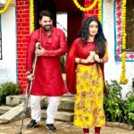 Ritu Singh Instagram - भइया मेरी राखी के बंधन को निभाना फ़िल्म पूरी हुई ! एक बेहतरीन कहानी में बेहतरीन किरदार निभाने को मिला !! निर्माता @singhkpradeep999 भइया ने अस्वस्था के बाद भी शूटिंग ज़ारी रखी !! निर्देशक @pramodshastridirector जी के साथ मेरी छवीं फ़िल्म थी और हर बार मुझसे अलग ही करवाया प्रमोद सर आपका विश्वास बना रहे! @sanjaypandeyofficial भइया के साथ पहली बार इतने सीन किए ! @ursgauravjha के साथ एक केमिस्ट्री सी बन गई है देवरानी जेठानी से ये सिलसिला बना है और ये चलता रहें ! मेरी बहन के किरदार में @ritu9170 लाजवाब है ! एक अच्छी बाण्डिंग बनी ! अब लेखक @skchauhanwriter जी ने कमाल लिखी है इस स्क्रिप्ट को और हमेशा अद्भुत किरदार गढ़ते है! इस फ़िल्म का संगीत दिया है @azadsingh_666 ने बहुत ही कमाल !छायांकन है जग्गीपाजी का .. पूरी टीम को धन्यवाद एक अच्छी फ़िल्म के लिये