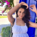 Riya Suman Instagram - Greek flavoured Turkish town, cobblestone roads, vibrantly painted doors, beautiful & dreamy, Alacati is truly a gem! 💎 Alaçatı,Çeşme