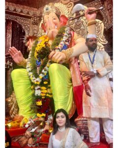 Ruchira Jadhav Instagram - लालबागच्या राजाचा विजय असो 🌺🙏🏻

बाप्पा तुझी रुपे अनेक…
भक्ताच्या ठायी तुझी कृपा ही नेक…
या जीवना फक्त तुझी साथ हवी
साकडं घालते तुझी ही लेक… ✨

~ रुचिरा

#ruchirasays #bappamoraya #mumbai #ganeshotsav #laalbagcharaja #mumbaicharaja 
#RuchiraJadhav