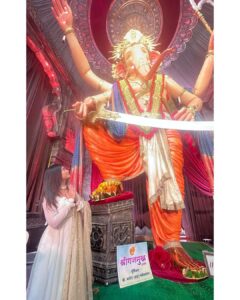 Ruchira Jadhav Instagram - लालबागच्या राजाचा विजय असो 🌺🙏🏻

बाप्पा तुझी रुपे अनेक…
भक्ताच्या ठायी तुझी कृपा ही नेक…
या जीवना फक्त तुझी साथ हवी
साकडं घालते तुझी ही लेक… ✨

~ रुचिरा

#ruchirasays #bappamoraya #mumbai #ganeshotsav #laalbagcharaja #mumbaicharaja 
#RuchiraJadhav