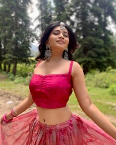Ruchira Jadhav Instagram - Chanelling my inner रानी 💗✨🌙 

#RuchiraJadhav