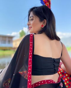 Ruchira Jadhav Instagram - नूर-ए-कश्मीर 🖤 हूर-ए-कश्मीर

#RuchiraJadhav
